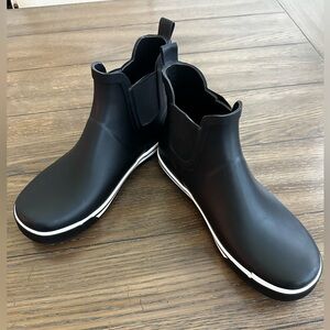 Rocket Dog Black Ankle Rain Boots, size 10